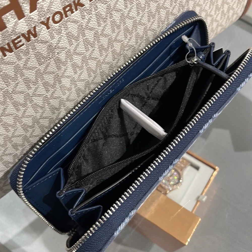 Michael Kors Men’s Women’s Cooper Tech Zip Around Wallet
Navy Multi Unisex
NWT - Picture 11 of 16